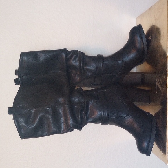 Black high heeled boots - Picture 5 of 5